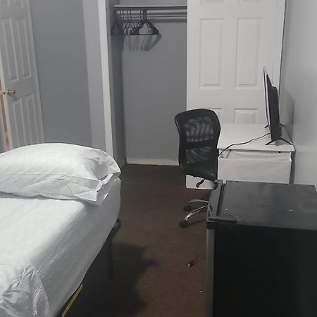 Room In A Beach House With King Size Bed In A Landlord Hosted Three Bedroom Apartment New York Exterior photo